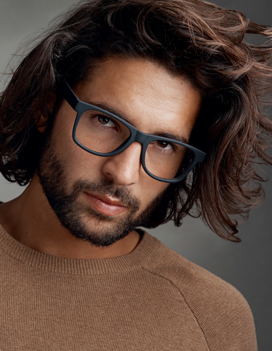 Mann mit moderner Brille