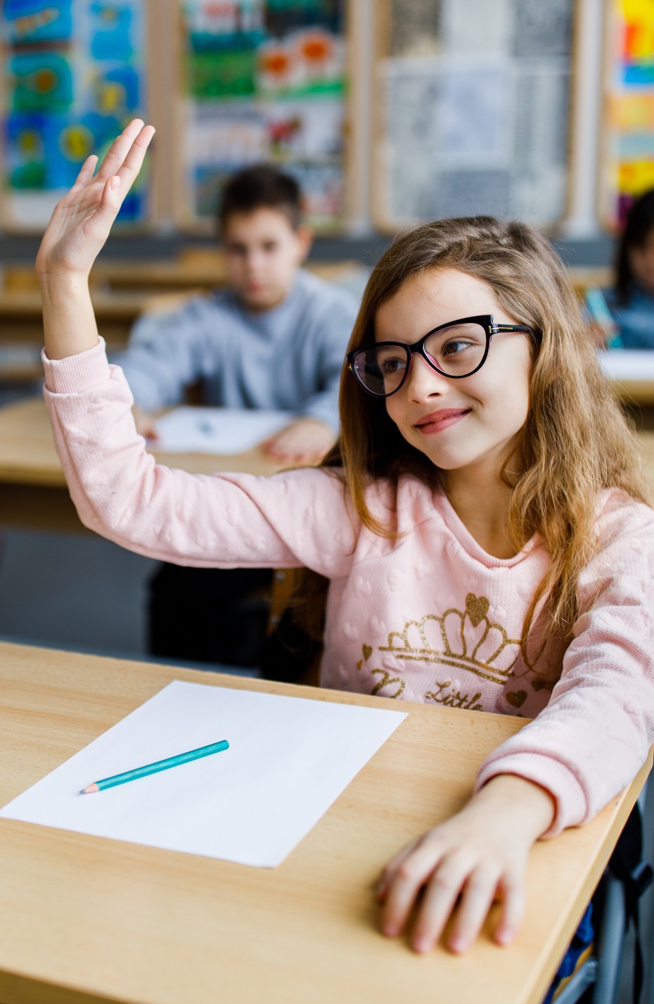 Kind meldet sich in der Schule