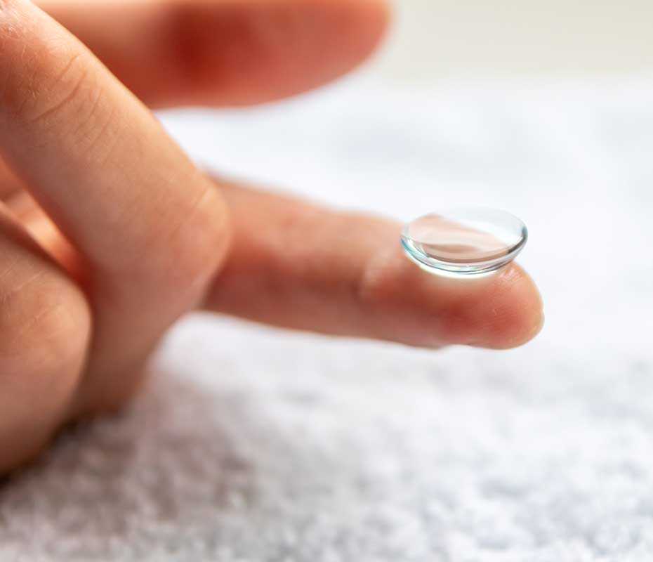 Kontaktlinse auf Finger